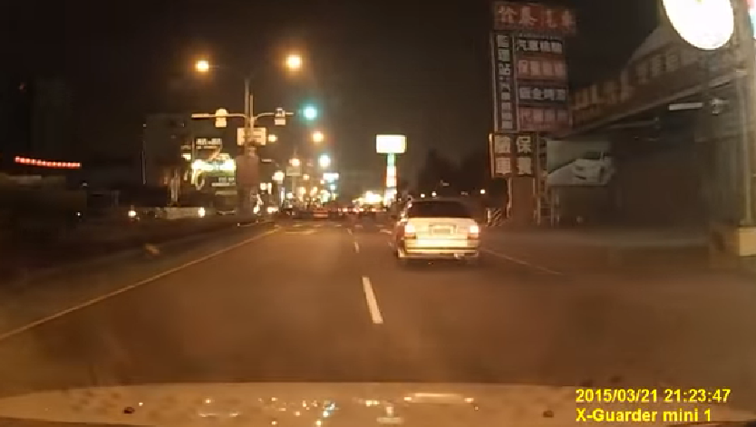 屁孩耍帥「飆速狂鑽車陣」直接犁田！畫面曝光「女友當場反應...」網友驚呼：回家完蛋了！