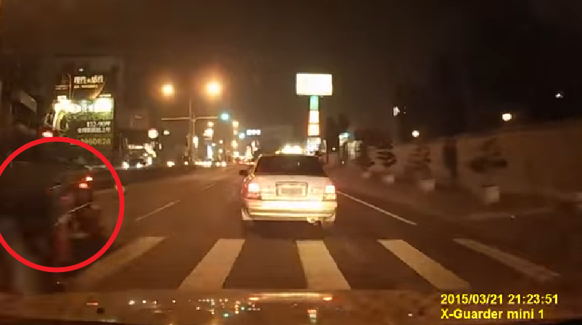 屁孩耍帥「飆速狂鑽車陣」直接犁田！畫面曝光「女友當場反應...」網友驚呼：回家完蛋了！