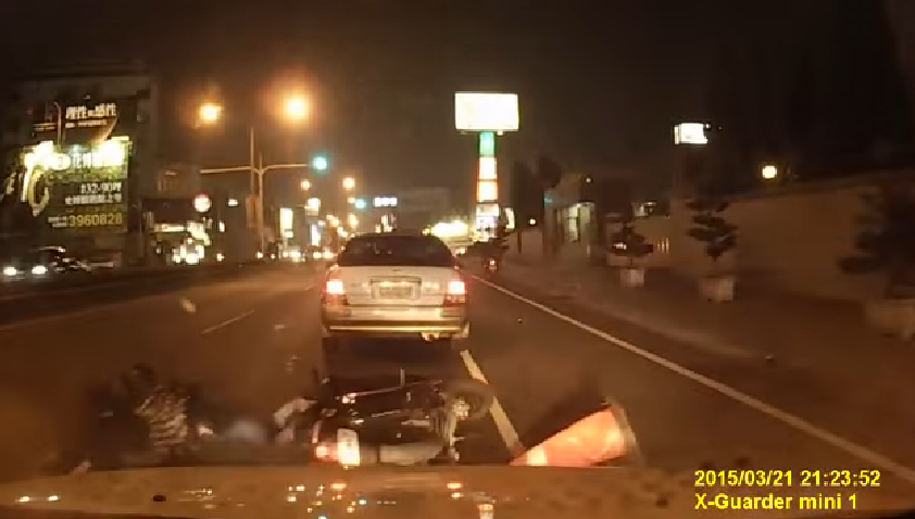 屁孩耍帥「飆速狂鑽車陣」直接犁田！畫面曝光「女友當場反應...」網友驚呼：回家完蛋了！