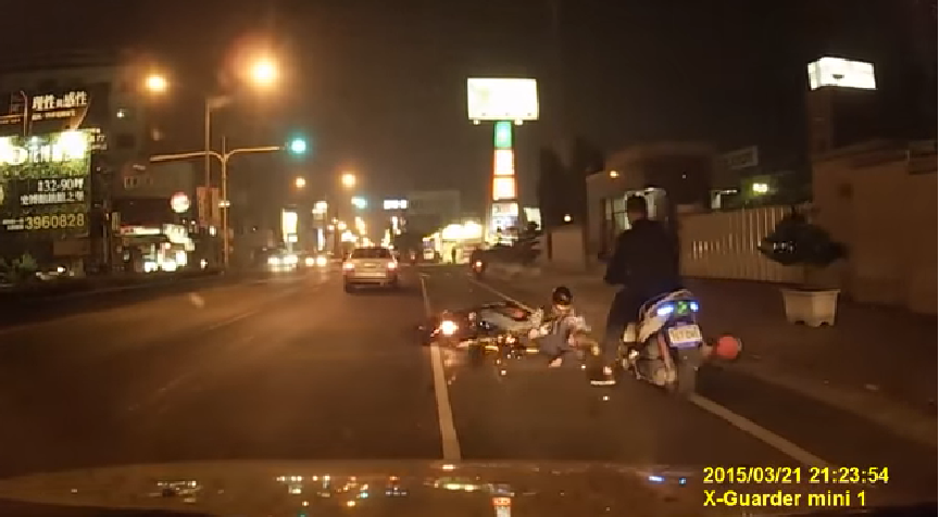 屁孩耍帥「飆速狂鑽車陣」直接犁田！畫面曝光「女友當場反應...」網友驚呼：回家完蛋了！