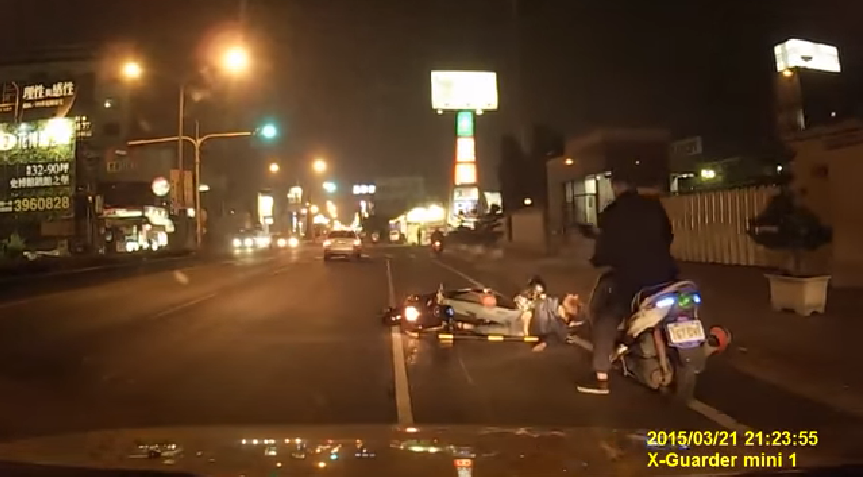 屁孩耍帥「飆速狂鑽車陣」直接犁田！畫面曝光「女友當場反應...」網友驚呼：回家完蛋了！