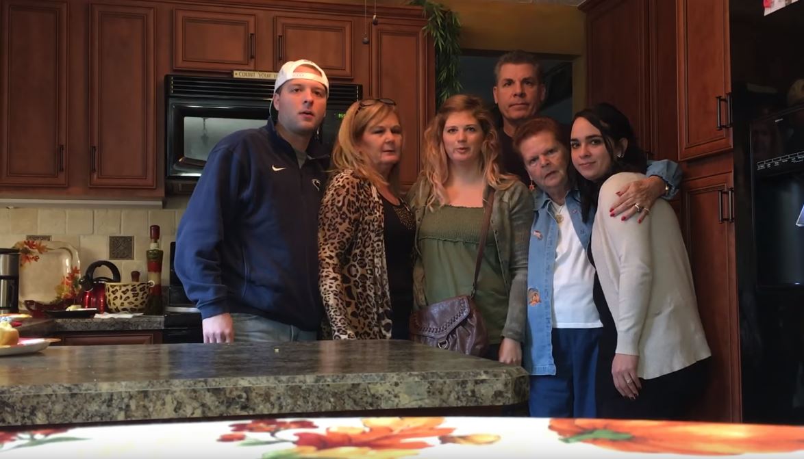 她突然「把家人叫來拍全家福」，結果掌鏡的老公「數到3時卻宣布...」所有人哭成一團！