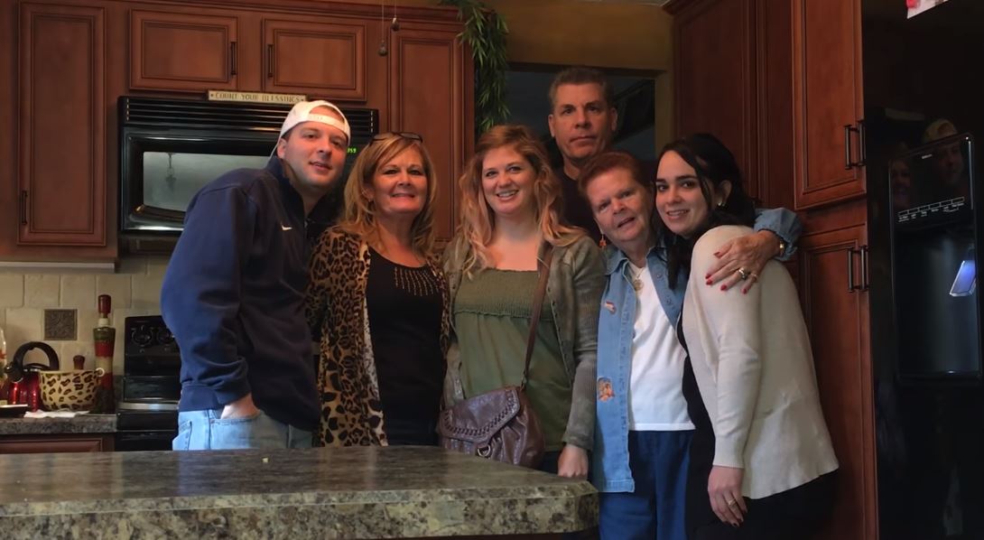 她突然「把家人叫來拍全家福」，結果掌鏡的老公「數到3時卻宣布...」所有人哭成一團！