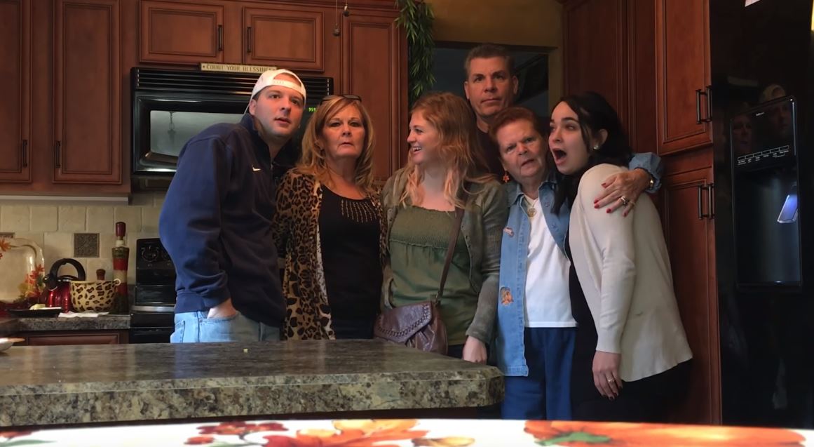 她突然「把家人叫來拍全家福」，結果掌鏡的老公「數到3時卻宣布...」所有人哭成一團！