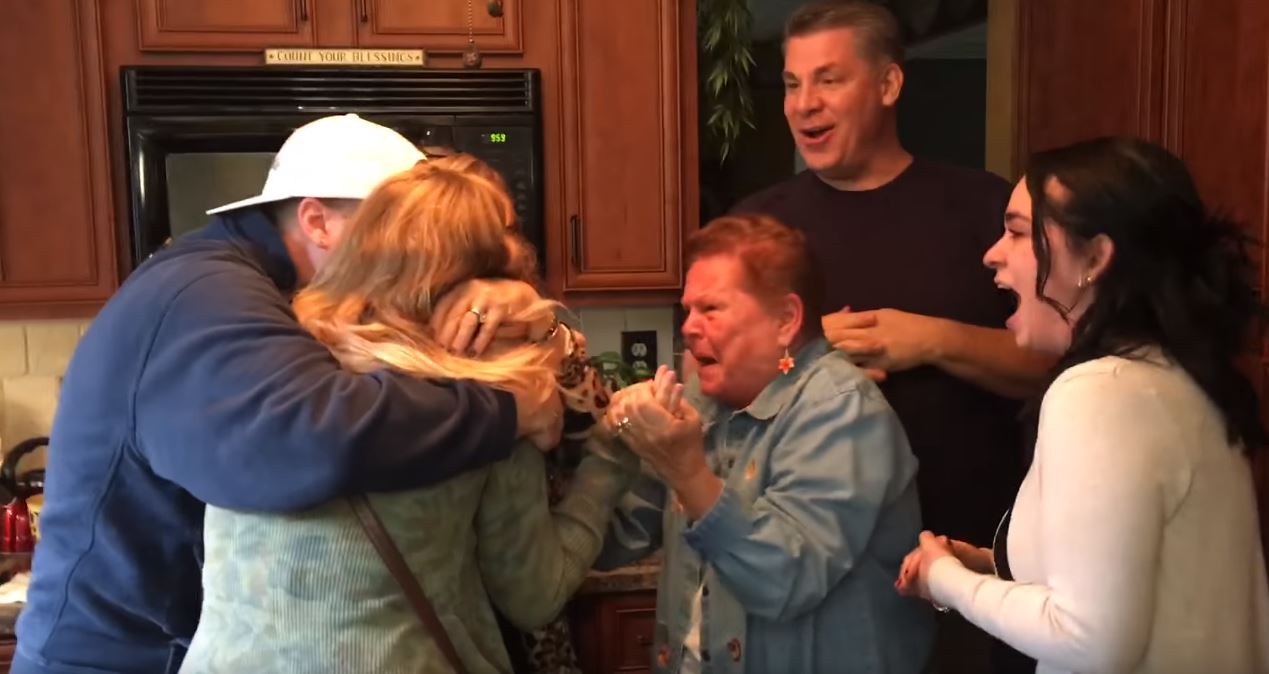 她突然「把家人叫來拍全家福」，結果掌鏡的老公「數到3時卻宣布...」所有人哭成一團！