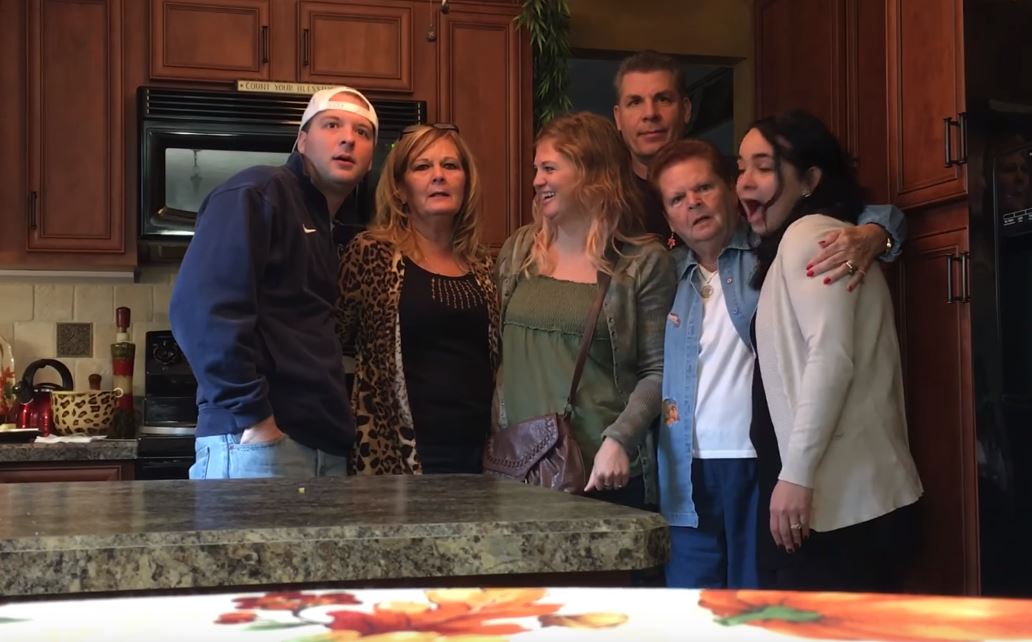 她突然「把家人叫來拍全家福」，結果掌鏡的老公「數到3時卻宣布...」所有人哭成一團！