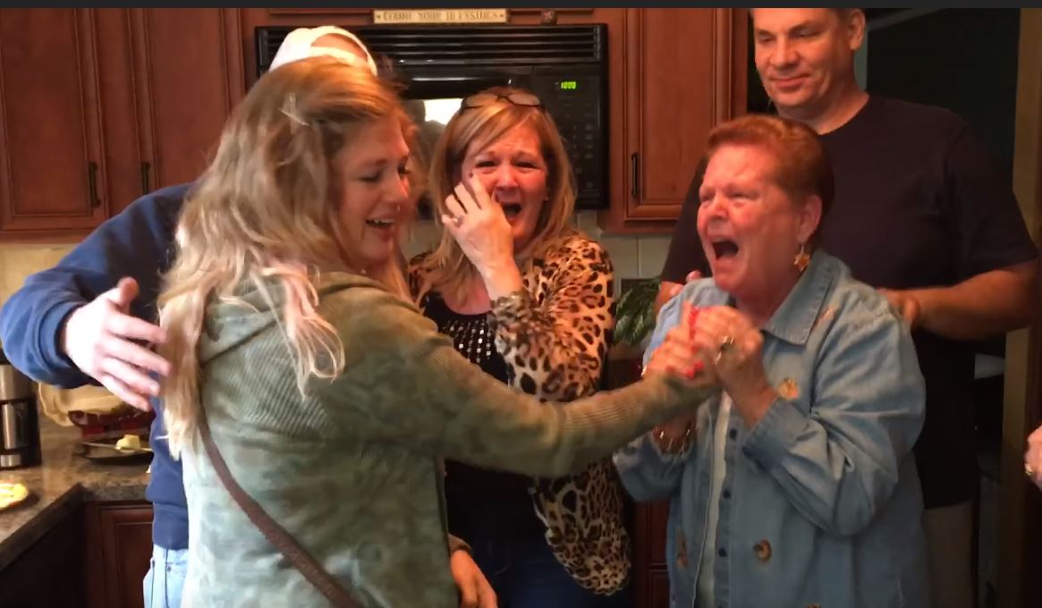 她突然「把家人叫來拍全家福」，結果掌鏡的老公「數到3時卻宣布...」所有人哭成一團！