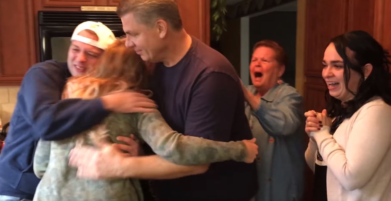 她突然「把家人叫來拍全家福」，結果掌鏡的老公「數到3時卻宣布...」所有人哭成一團！