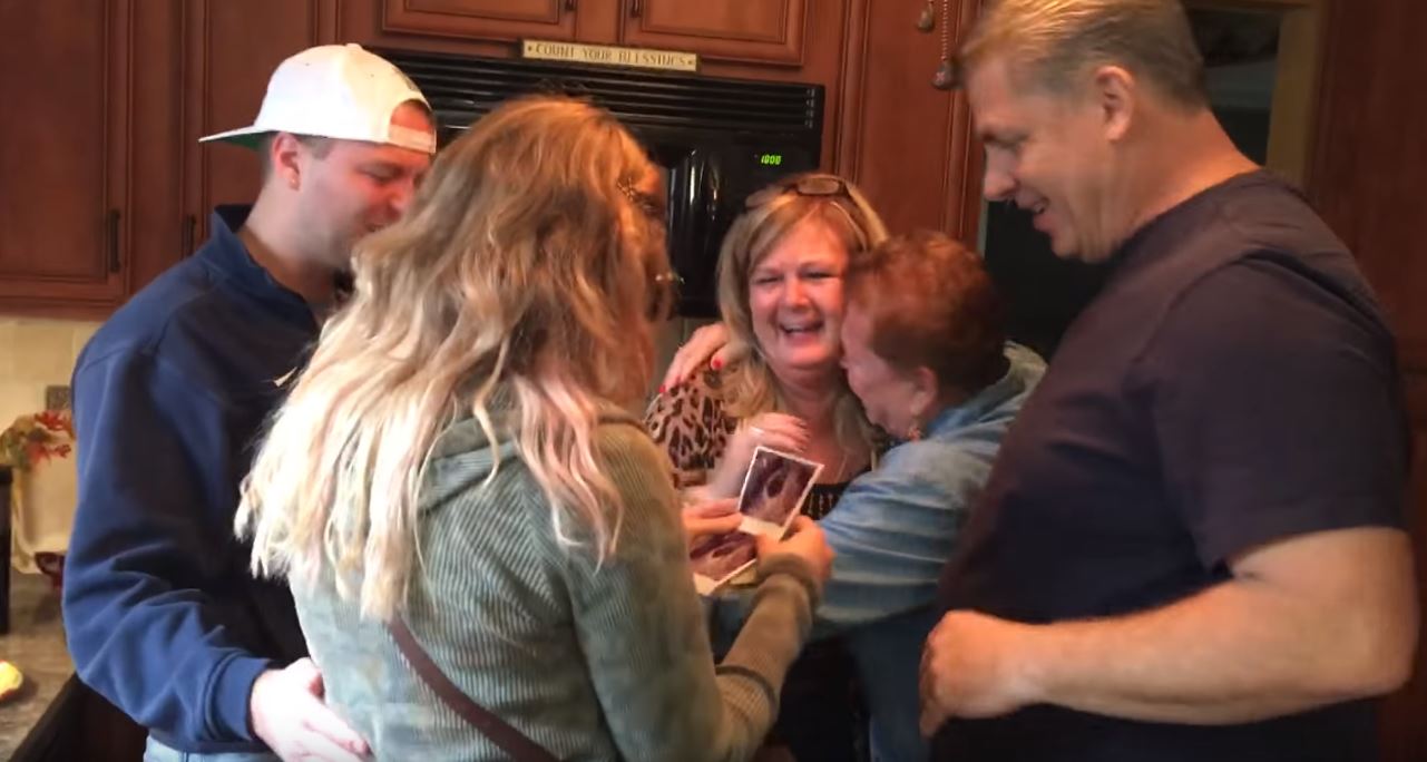 她突然「把家人叫來拍全家福」，結果掌鏡的老公「數到3時卻宣布...」所有人哭成一團！