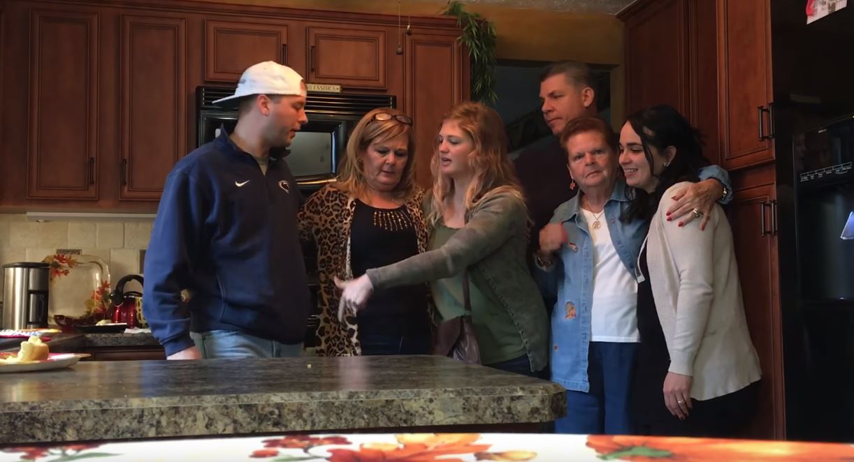 她突然「把家人叫來拍全家福」，結果掌鏡的老公「數到3時卻宣布...」所有人哭成一團！