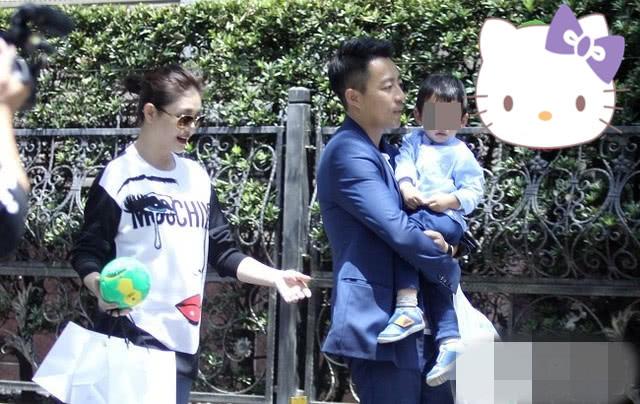 大S宣布「懷第三胎」後首次現身，照片曝光「挺孕肚和老公兒子一起...」網友直呼：有夠拚！