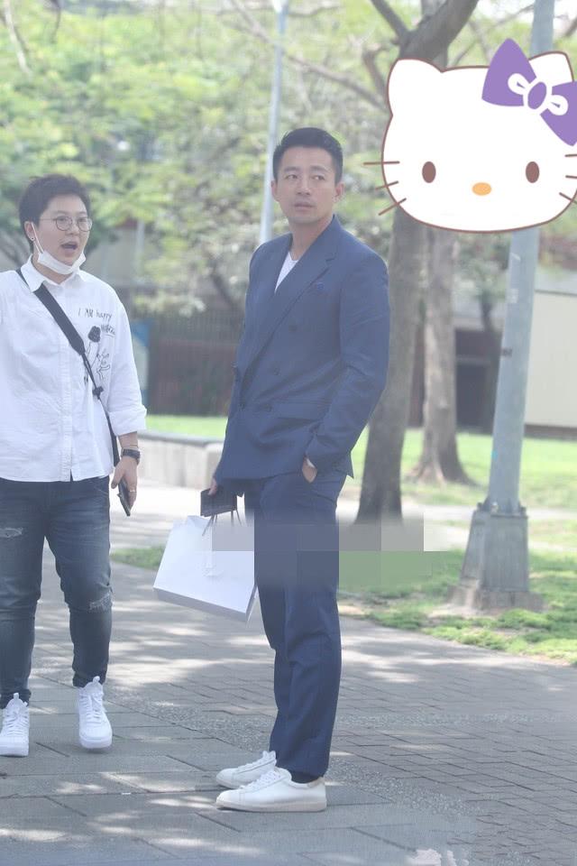 大S宣布「懷第三胎」後首次現身，照片曝光「挺孕肚和老公兒子一起...」網友直呼：有夠拚！