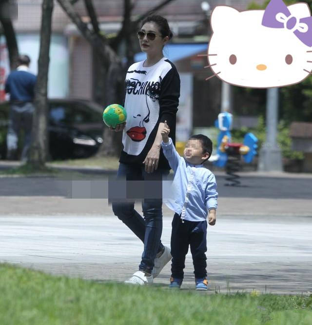 大S宣布「懷第三胎」後首次現身，照片曝光「挺孕肚和老公兒子一起...」網友直呼：有夠拚！
