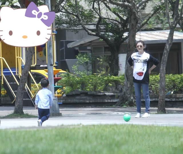 大S宣布「懷第三胎」後首次現身，照片曝光「挺孕肚和老公兒子一起...」網友直呼：有夠拚！