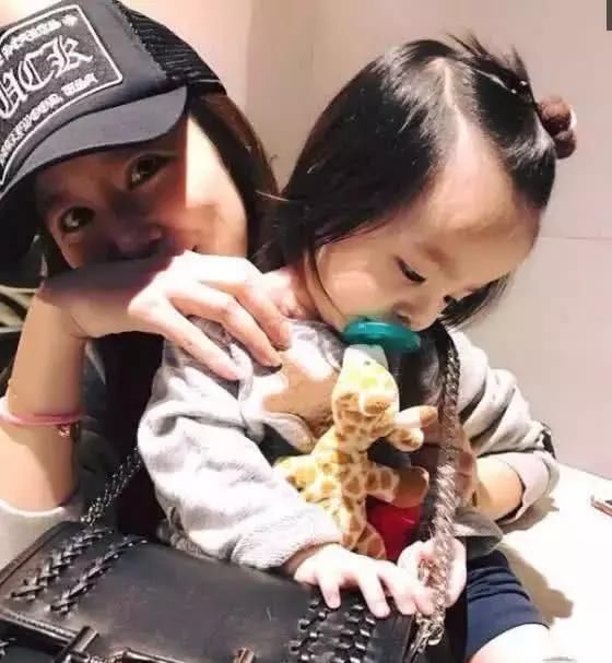 林心如終於首次曬「女兒正面照」超可愛，粉絲直呼：這不是小時候的林心如嗎？