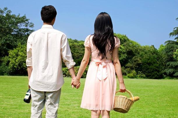 婚前初次去婆家，婆婆卻給我吃「有蟲的蘋果」，最後父母「聘金一分錢也沒要」就讓我嫁了！