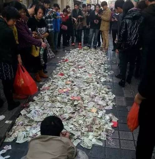 乞丐當眾「灑出鈔票山丘」被嗆：有錢還乞討　他撇一眼說話「大家搶著捐錢」