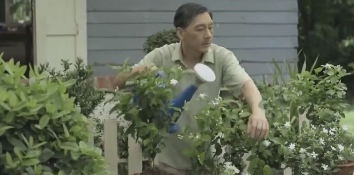 每次打電話爸爸總說自己過得很好，有次我「偷跑回家卻發現爸爸早已…」我淚流滿面！