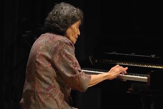 87歲老太太拖著枯瘦身軀上台　當她一碰到琴鍵「不可思議彈奏」感動全網友！