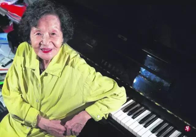 87歲老太太拖著枯瘦身軀上台　當她一碰到琴鍵「不可思議彈奏」感動全網友！
