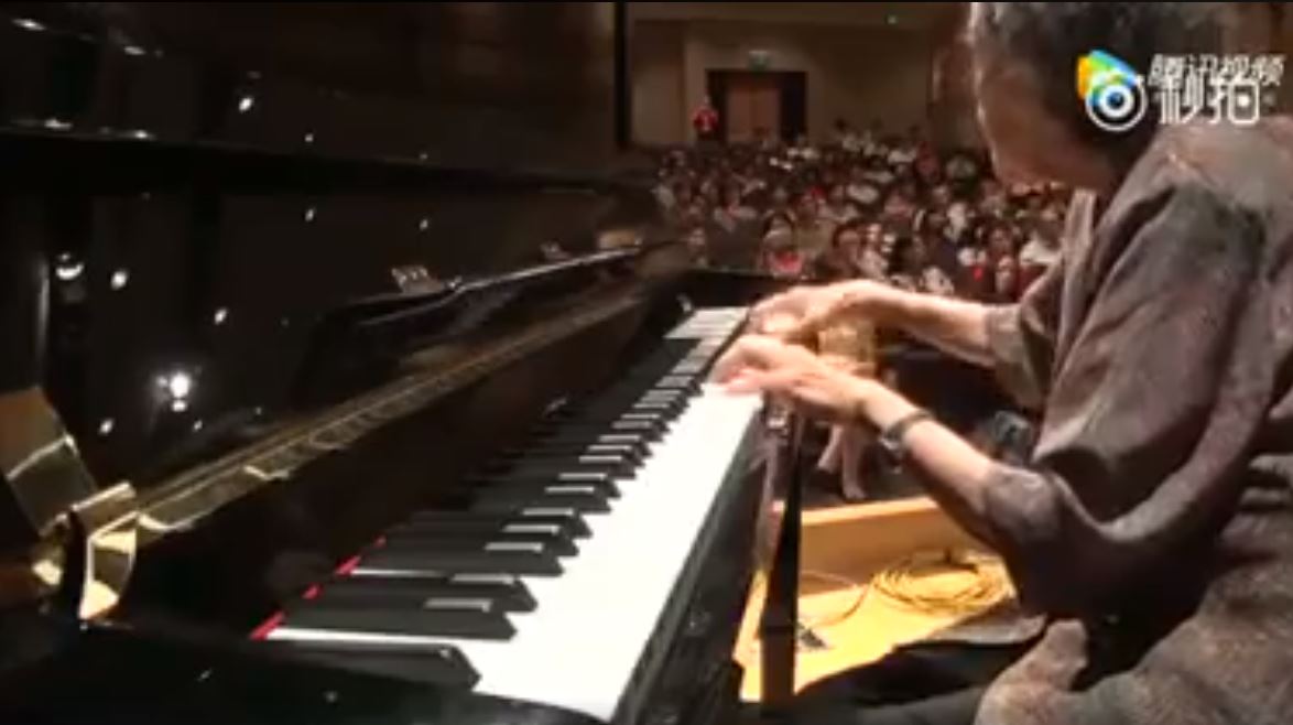 87歲老太太拖著枯瘦身軀上台　當她一碰到琴鍵「不可思議彈奏」感動全網友！