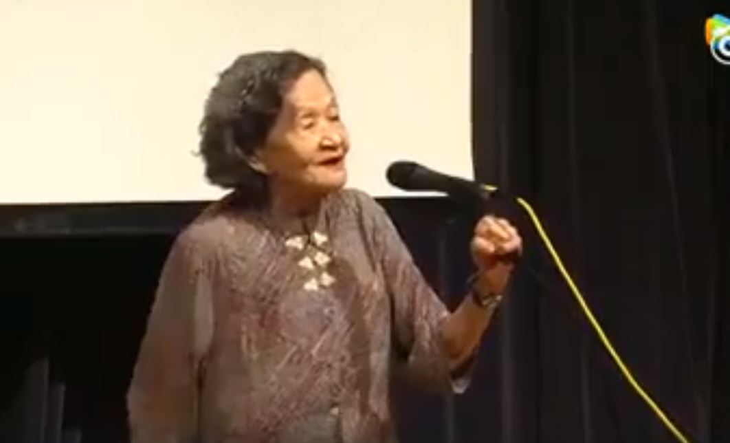 87歲老太太拖著枯瘦身軀上台　當她一碰到琴鍵「不可思議彈奏」感動全網友！