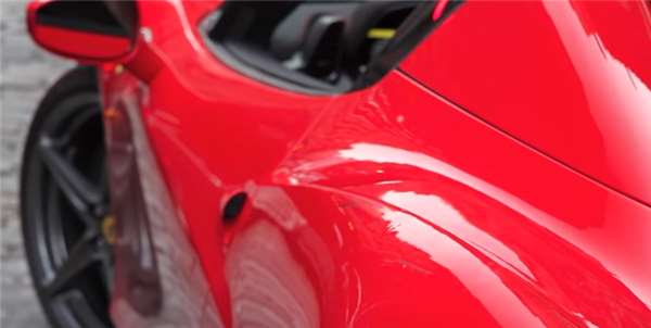 法拉利車主不爽被開單竟「企圖開車撞警察」！他下一秒「被強壓在地上」還有更慘的....