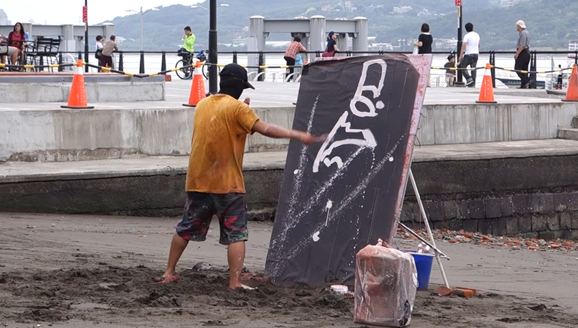 他在淡水街頭表演「不知道在畫什麼」路人全霧煞煞　當他畫完「把畫作翻過來」現場愣住：根本神作！