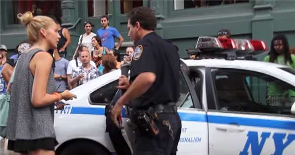 法拉利車主不爽被開單竟「企圖開車撞警察」！他下一秒「被強壓在地上」還有更慘的....