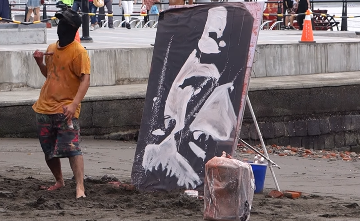 他在淡水街頭表演「不知道在畫什麼」路人全霧煞煞　當他畫完「把畫作翻過來」現場愣住：根本神作！