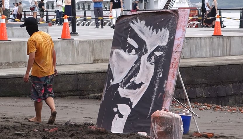 他在淡水街頭表演「不知道在畫什麼」路人全霧煞煞　當他畫完「把畫作翻過來」現場愣住：根本神作！