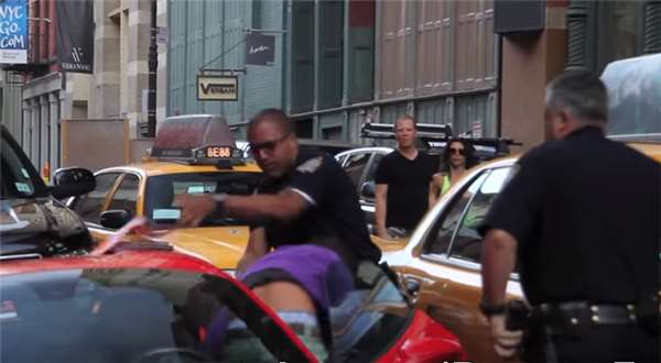 法拉利車主不爽被開單竟「企圖開車撞警察」！他下一秒「被強壓在地上」還有更慘的....