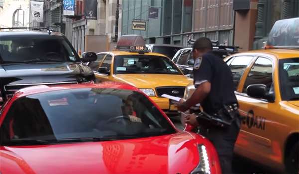 法拉利車主不爽被開單竟「企圖開車撞警察」！他下一秒「被強壓在地上」還有更慘的....