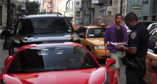 法拉利車主不爽被開單竟「企圖開車撞警察」！他下一秒「被強壓在地上」還有更慘的....