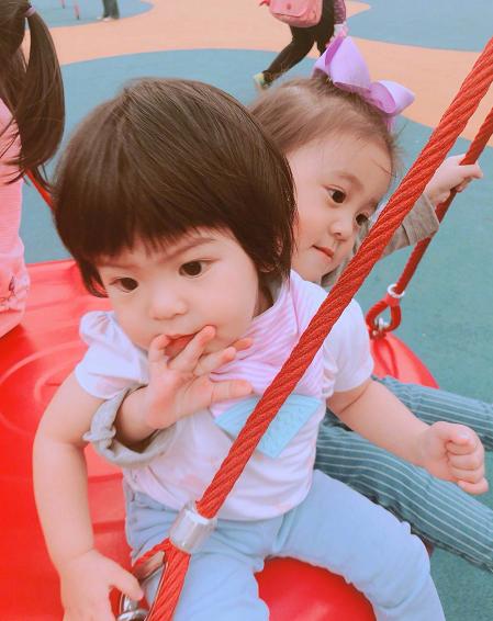 咘咘姊姊「教BO妞說話」超有愛，沒想到意外曝光「妹妹的本名」，比修允菲還氣質呢～～