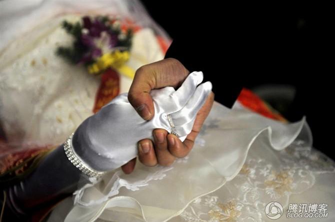 新人將婚禮「改辦在火葬場」親友全疑惑　直到當天走進現場全哭到無力....
