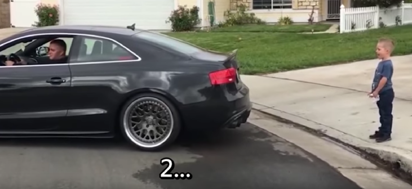 兒子拜託老爸「開奧迪幫他拔牙」，爸爸下一秒加足油門「狠狠一扯」讓他當場追了出去！