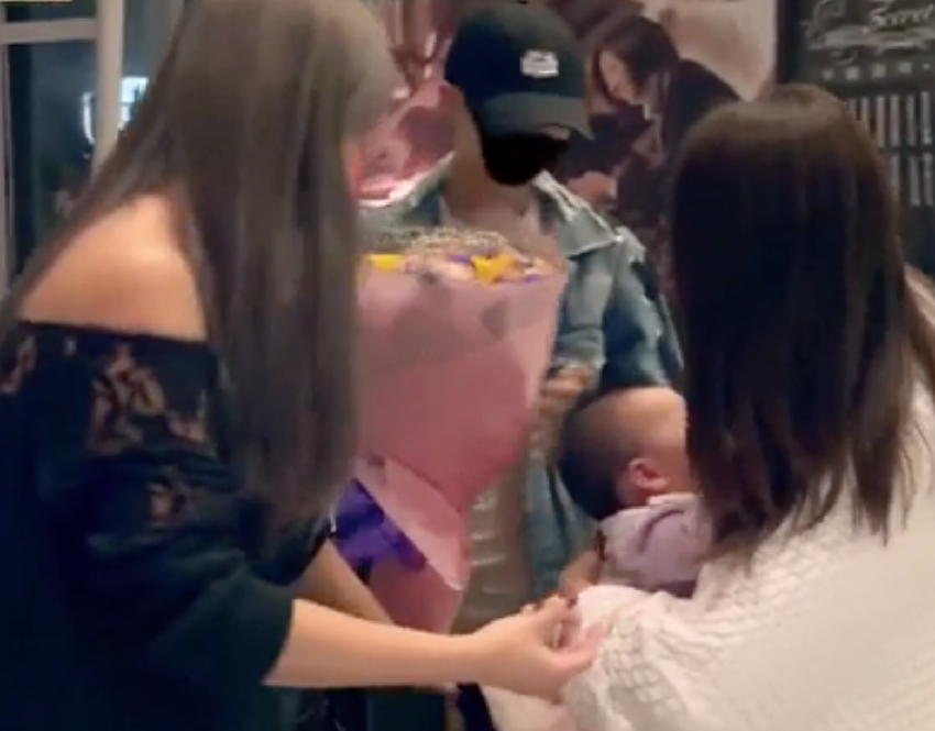 伊能靜15歲兒子「小哈利」首度露臉　自彈自唱逼哭媽媽「完美嗓音」遺傳哈林