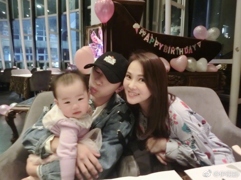 伊能靜15歲兒子「小哈利」首度露臉　自彈自唱逼哭媽媽「完美嗓音」遺傳哈林