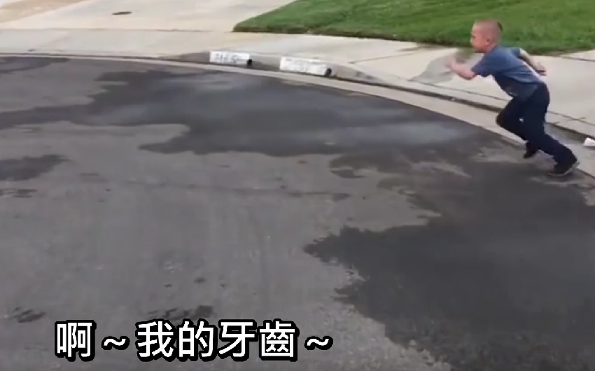 兒子拜託老爸「開奧迪幫他拔牙」，爸爸下一秒加足油門「狠狠一扯」讓他當場追了出去！