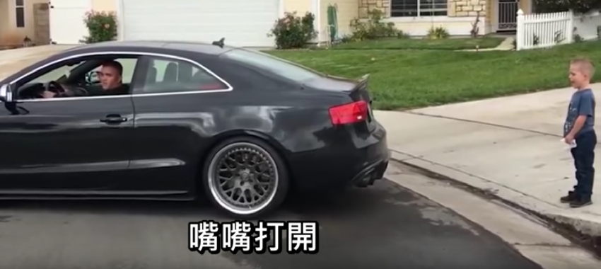 兒子拜託老爸「開奧迪幫他拔牙」，爸爸下一秒加足油門「狠狠一扯」讓他當場追了出去！