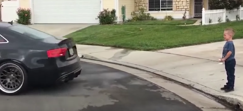 兒子拜託老爸「開奧迪幫他拔牙」，爸爸下一秒加足油門「狠狠一扯」讓他當場追了出去！