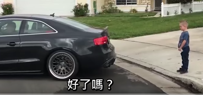 兒子拜託老爸「開奧迪幫他拔牙」，爸爸下一秒加足油門「狠狠一扯」讓他當場追了出去！
