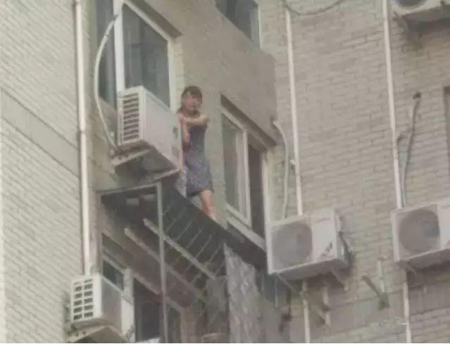 婦人因老公外遇絕望「逼女兒跳樓」！女童下跪哭求「媽別抓我，我自己跳...」讓全部人崩潰顫抖！
