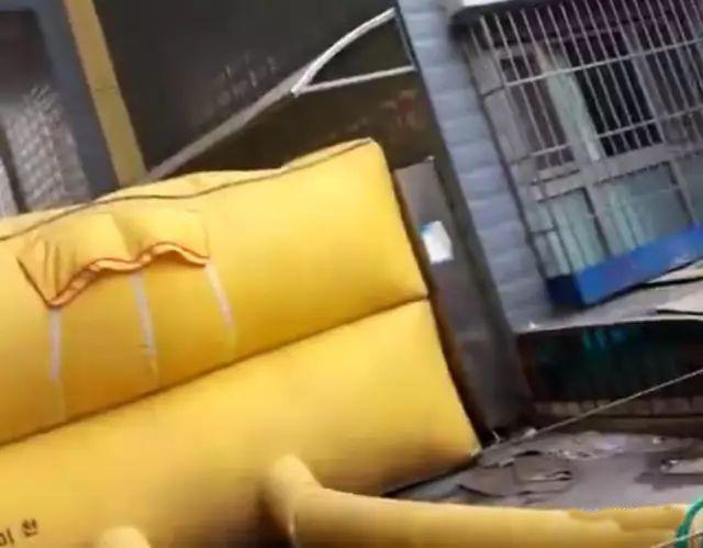婦人因老公外遇絕望「逼女兒跳樓」！女童下跪哭求「媽別抓我，我自己跳...」讓全部人崩潰顫抖！