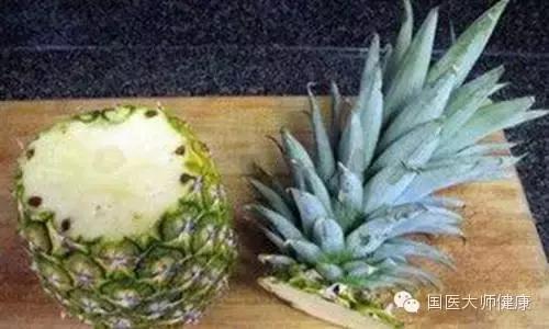 當你切鳳梨時「千萬記得不要把頂花丟掉」！90%的人不知道它的超神奇的用途