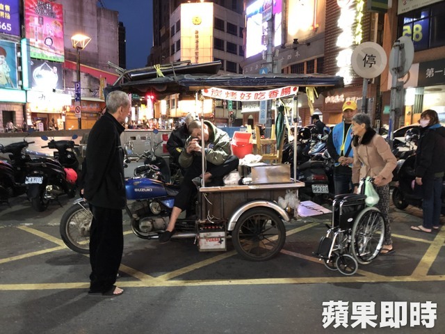 7旬香腸嬤「昏倒住院2週」出院又急擺攤！網曝「家庭背景」她心酸：我沒權利倒下...讓人不捨！