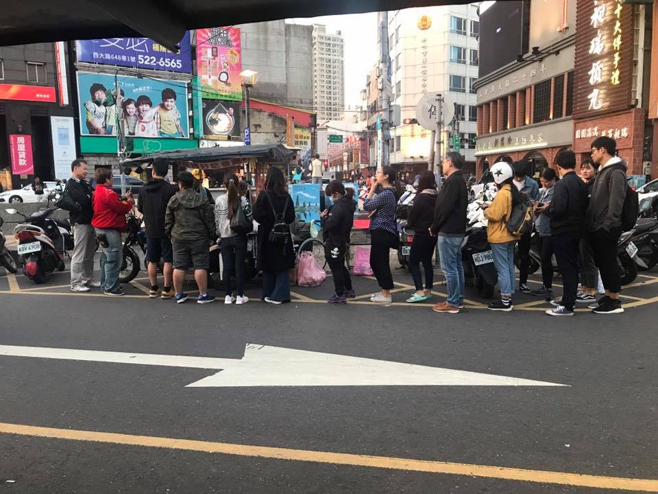 7旬香腸嬤「昏倒住院2週」出院又急擺攤！網曝「家庭背景」她心酸：我沒權利倒下...讓人不捨！