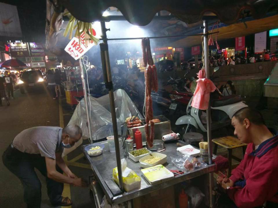 7旬香腸嬤「昏倒住院2週」出院又急擺攤！網曝「家庭背景」她心酸：我沒權利倒下...讓人不捨！