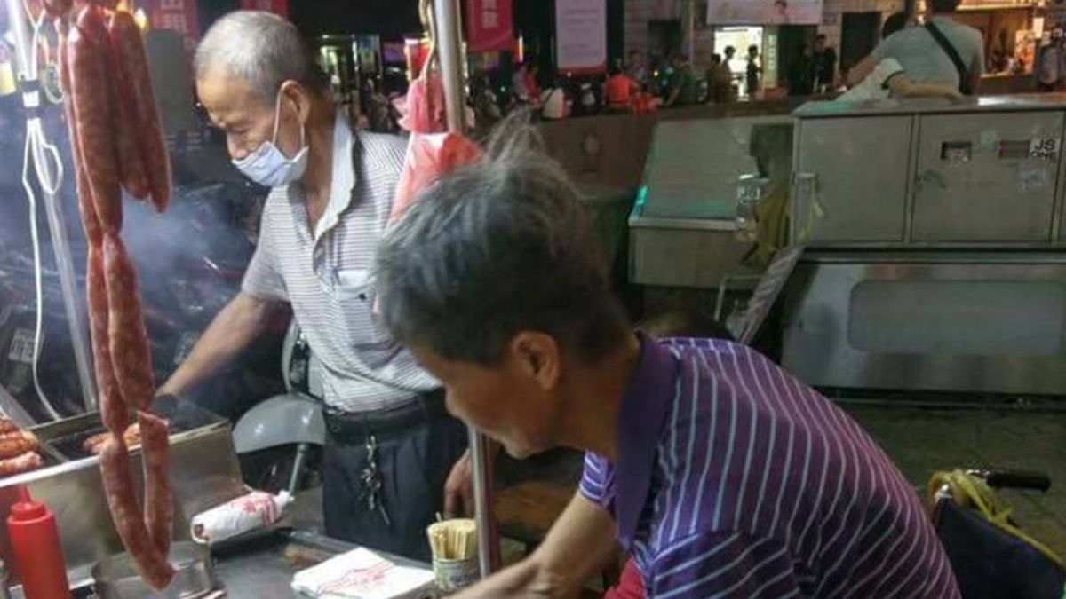 7旬香腸嬤「昏倒住院2週」出院又急擺攤！網曝「家庭背景」她心酸：我沒權利倒下...讓人不捨！